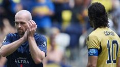 Gray festeja, mientras Cavani se lamenta. Gray festeja, mientras Cavani se lamenta.