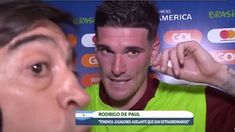 Papelón: Marcelo Benedetto dejó con la palabra en la boca a De Paul para hablar con el Kun Agüero Papelón: Marcelo Benedetto dejó con la palabra en la boca a De Paul para hablar con el Kun Agüero