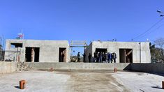 El plan comprende una pileta semiolímpica cubierta, vestuarios, sala de máquinas y consultorios.