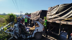 El Fiat Uno en el que viajaban las víctimas quedó totalmente destruido. El Fiat Uno en el que viajaban las víctimas quedó totalmente destruido.