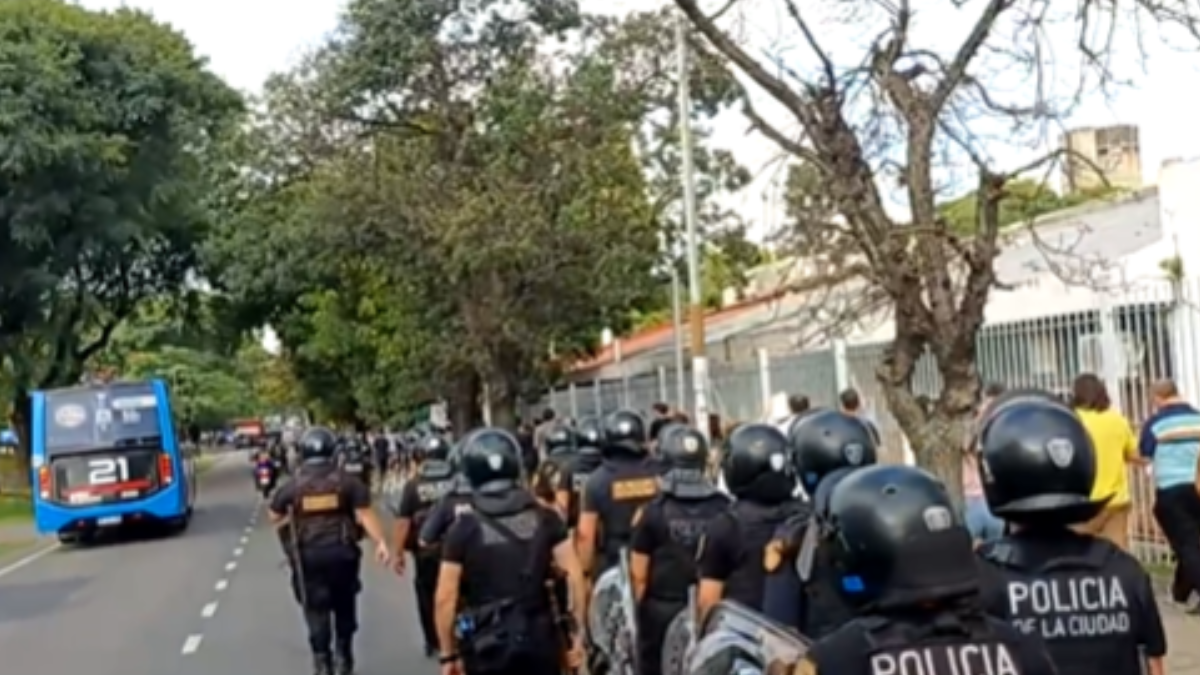 Trabajadores de CNEA realizan una caravana en contra del ajuste en el sector nuclear