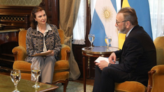 La canciller Diana Mondino dialogó con el embajador ucraniano, Yurii Klymenko, y le agradeció la presencia del presidente Volodymyr Zelensky en la asunción de Javier Milei.