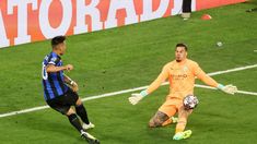 Lautaro pudo abrir el marcador pero Ederson lo evitó. Lautaro pudo abrir el marcador pero Ederson lo evitó.