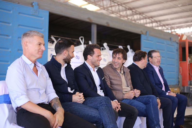 (De izq. a der.) Emilio Castillo, gerente general de Alpat; Julián Leunda, vicepresidente de Relaciones Institucionales  del Grupo Indalo, Ignacio Vivas, vicepresidente de Planeamiento Estratégico del Grupo Indalo; Fabián De Sousa, accionista del Grupo Indalo; Alberto Weretilneck, gobernador electo de Río Negro, y Adrián Casadei, intendente de San Antonio Oeste.