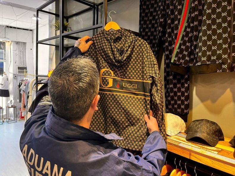 Personal de Aduana secuestra las prendas en los locales de Abasto