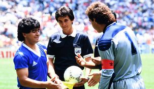 Los capitanes: Maradona y Shilton, protagonistas principales de El Partido. Los capitanes: Maradona y Shilton, protagonistas principales de El Partido.