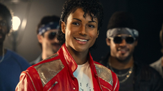 Jaafar Jackson debuta en el cine con Michael (2026) interpretando a su tío, Michael Jackson. Jaafar Jackson debuta en el cine con Michael (2026) interpretando a su tío, Michael Jackson.