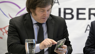 Javier Milei tuiteando
