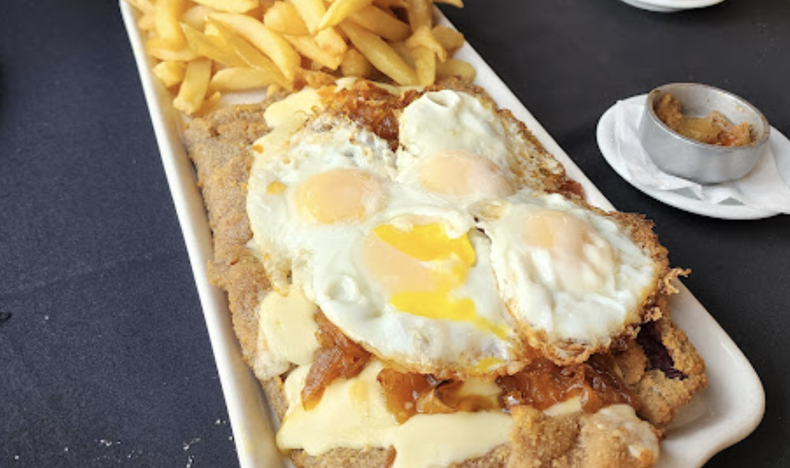 Además de las rabas, entre la gastronomía que ofrece este restaurante se destaca su amplia variedad de milanesas.