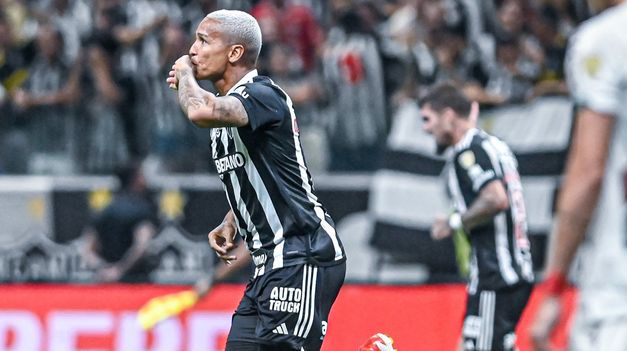 El brasileño Deyverson entró y fue la figura del partido.