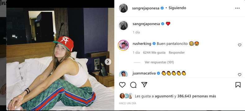 La modelo posó en la cama de la habitación del hotel.