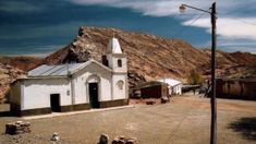 Para quienes anhelan escapar del ritmo de la ciudad y reconectarse con lo esencial, este refugio invita a una desconexión profunda rodeada de grandes paisajes. Para quienes anhelan escapar del ritmo de la ciudad y reconectarse con lo esencial, este refugio invita a una desconexión profunda rodeada de grandes paisajes.