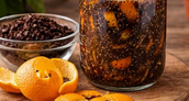 El café usado y las cáscaras de naranja pueden reutilizarse para distintas tareas domésticas y ayudar a reducir el desperdicio.