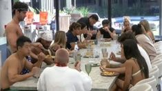 La participante mostró sus cartas de cara al juego. La participante mostró sus cartas de cara al juego.