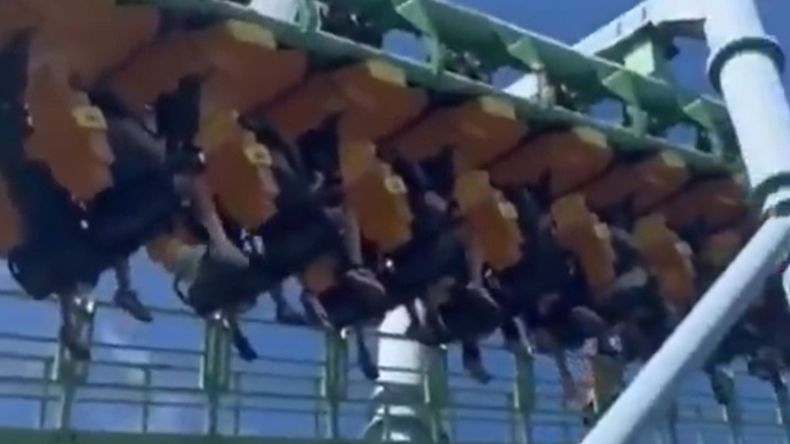 Se rompió la cadena de una montaña rusa y las personas quedaron colgadas durante 20 minutos