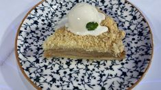 Luego de colocar las manzanas se debe terminar con una capa fina de crumble. Luego de colocar las manzanas se debe terminar con una capa fina de crumble.