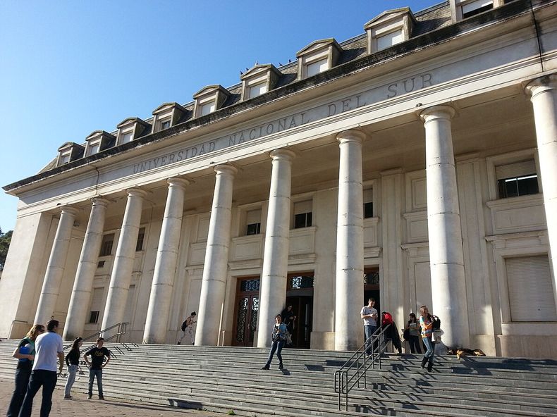 Bahía Blanca: evacuaron la sede de la Universidad del Sur por presencia de sustancias químicas en laboratorios azotados por el agua