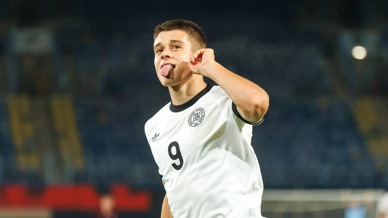 A sus 21 años, el delantero puede representar a Argentina, Italia o Alemania, tras destacarse en juveniles y consolidarse en Europa.