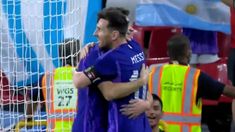 Messi y Julián Álvarez se abrazan tras el 1-0. Messi y Julián Álvarez se abrazan tras el 1-0.