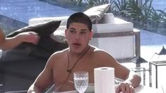 Thiago no pudo soportar más tiempo. Thiago no pudo soportar más tiempo.