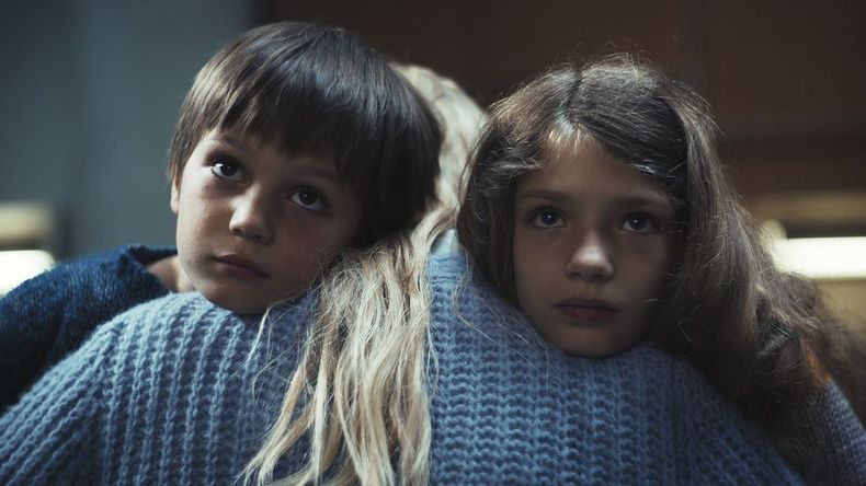 La trama sigue los pasos de Lena, una mujer que vive junto a sus pequeños hijos, Jonathan y Hannah. Los tres viven junto a un extraño hombre que los somete y obliga a una serie de reglas cotidianas, totalmente, espeluznantes.