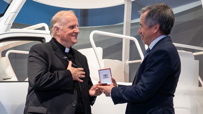 Michael Wallace Banach recibió la llave oficial del papamóvil que León XVI usará en Buenos Aires. 
