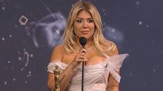 Wanda Nara aún es foco de críticas y polémicas tras recibir el Martín Fierro. Wanda Nara aún es foco de críticas y polémicas tras recibir el Martín Fierro.