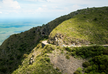 Una ruta escénica de túneles y paisajes en el oeste cordobés.