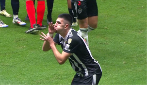 Battaglia, ex-Huracán festejó el gol de la victoria simulando inflar un globo. Battaglia, ex-Huracán festejó el gol de la victoria simulando inflar un globo.