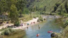 Dos pueblos separados por un arroyo pero unidos por un mismo estilo de vida. Dos pueblos separados por un arroyo pero unidos por un mismo estilo de vida.