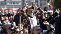 La Izquierda se movilizó al Congreso y convocó a un paro de 36 horas contra la Ley Bases. La Izquierda se movilizó al Congreso y convocó a un paro de 36 horas contra la Ley Bases.