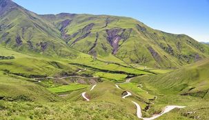 Turismo en Argentina: el pueblo salteño con una ruta zigzagueante y un paisaje hermoso. Turismo en Argentina: el pueblo salteño con una ruta zigzagueante y un paisaje hermoso.