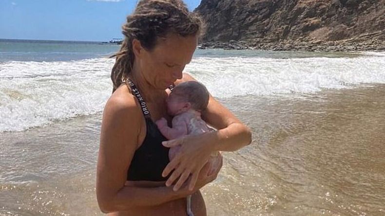 Una mujer dio a luz en el mar y se volvió viral.