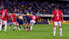 En primera instancia, el árbrito aseguró que era todo pelota, pero terminó cobrando penal a instancia del VAR