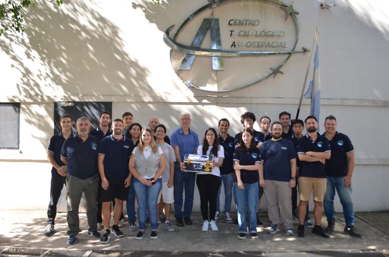 El equipo que trabajó en el desarrollo de USAT1.