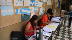 Cristian Crivelli espera por su hermana.