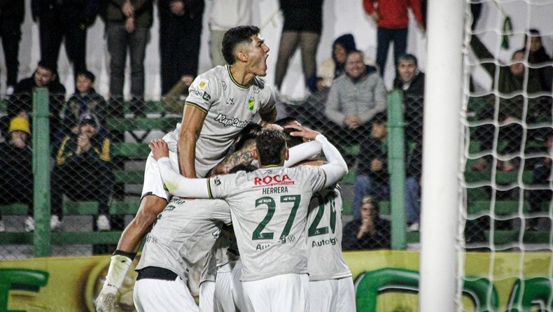 Los jugadores del Halc&oacute;n festejan el gol de Ramos Mingo.