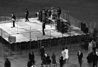Casi 25 mil personas asistieron al último concierto pago de los Beatles en Candlestick Park, San Francisco, hace 60 años.