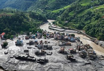 Una vista de dron muestra el lodo cubriendo edificios y casas tras las devastadoras inundaciones en Trishuli, en el distrito de Nuwakot (Nepal).