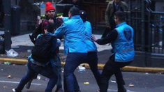 Gómez es un vendedor ambulante que quedó en medio de la represión policial frente al Congreso. Gómez es un vendedor ambulante que quedó en medio de la represión policial frente al Congreso.
