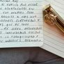 La lapicera que usó Lionel Messi para escribir su carta de despedida.