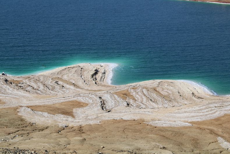 Las formaciones de sal y aguas azules del Mar Muerto.