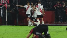 Los jugadores de River festejaron el triunfo agónico. Los jugadores de River festejaron el triunfo agónico.