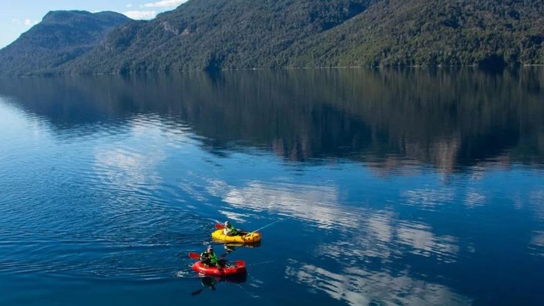 El acceso al pueblo incluye rutas escénicas entre lagos y montañas.