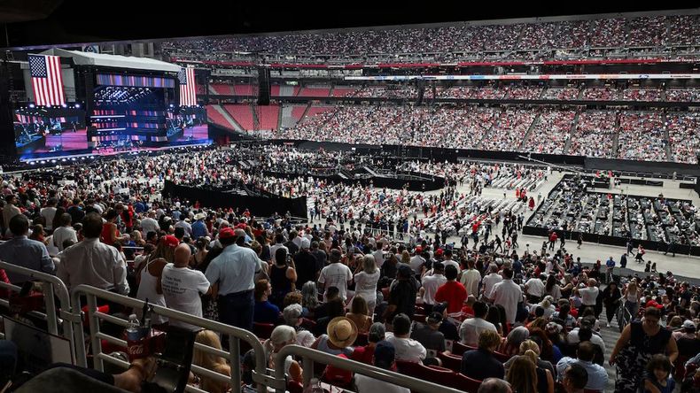 Seguidores de Charlie Kirk despiden al activista conservador en el estadio de Arizona.