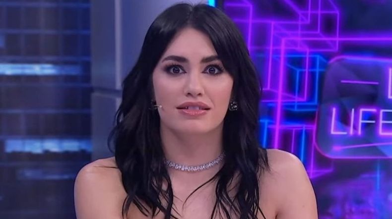 Un excompañero de la cantante sorprendió al contar que no fue invitado al casamiento de la artista.