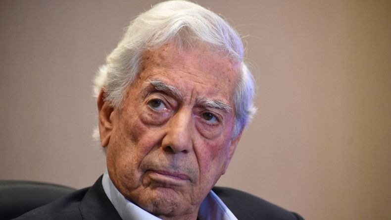 Vargas Llosa afronta su segunda internación por Covid-19.