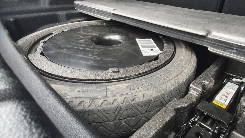 Cuenta con auxilio de uso temporal (circular hasta 80km/h)