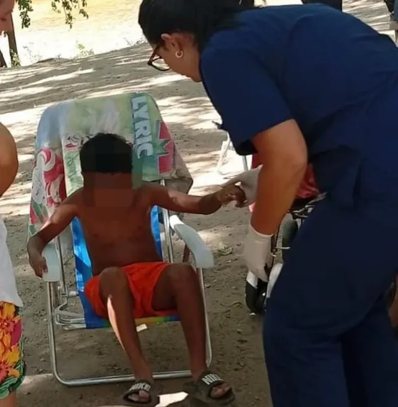 El niño recibió asistencia médica tras ser rescatado. Luego, tuvo que ser derivado a un hospital para realizarle controles más exhaustivos por su principio de asfixia.