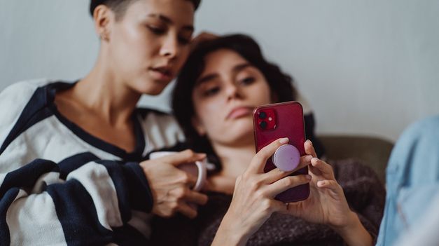 WhatsApp permite saber con quién habla un contacto.
